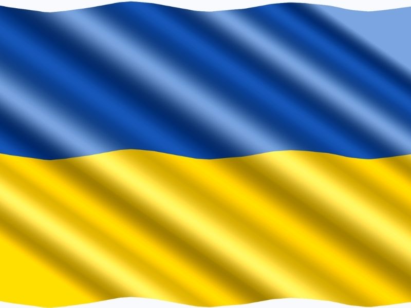 Oldenburg. Als hätten die aus der von Russland bombardierten Ukraine geflohenen Frauen und Kinder nicht schon genug Probleme, droht leider auch in Deutschland eine weitere Gefahr: die der sexuellen Ausbeutung. Deshalb ist es umso wichtiger, auf diese Bedrohung für die Geflüchteten deutlich hinzuweisen – und sich selbst und andere dafür zu sensibilisieren. Besonders in diesen furchtbaren Kriegszeiten sind fliehende Frauen und Kinder leichte Beute für Menschenhändler. Sie suchen Schutz und Unterstützung – und können letztlich abermals zu Opfern werden. Deshalb ist es umso wichtiger, genau hinzuschauen, wer ihnen hilft und wo sie untergebracht werden. „Die Vermittlung von Frauen und Kindern auch in private Unterkünfte ist eine großartige Unterstützung“, findet Wiebke Oncken, Gleichstellungsbeauftragte der Stadt Oldenburg. „Wer aber derzeit aus privater Initiative heraus Menschen aus der Ukraine hilft, eine Unterbringung zu finden, sollte bei der Vermittlung besondere Aufmerksamkeit walten lassen. Insbesondere wenn `günstige Verdienstmöglichkeiten mit Unterkunft´ angeboten werden, sollten die Helfenden kritisch nachfragen und den Kontakt mit den vermittelten Frauen und Kindern halten. Außerdem ist es sehr wichtig, dass Namen und Adressen der Unterkünfte dokumentiert werden und dass alle Ankommenden zuerst registriert werden.“ Der sicherste Privatwohnraum ist nach wie vor der, der von der Stadt vermittelt wurde. Hierbei ist eine Begleitung der Geflüchteten auch nach der Aufnahme möglich. Rein privat vermittelte Unterkünfte entziehen sich jeder öffentlichen Kontrolle. Zum Hintergrund Seit einem Monat tobt der Angriffskrieg Russlands gegen die Ukraine – und seit dem ersten Tag der Invasion sind die Google-Suchen nach „Ukrainian girls“ massiv angestiegen und bewegen sich seitdem auf einem hohen Niveau. Das gleiche Phänomen ist auf Pornoseiten zu beobachten. Fälle von Ukrainerinnen, die in die Fänge von Menschenhändlern gerieten, sind schon nach der russischen Annexion der Krim im Jahr 2014 gemeldet worden. Auch die Sondergesandte der Vereinten Nationen für sexuelle Gewalt in Konflikten, Pramila Patten, zeigt sich besorgt über die sich „schnell verschlechternde Situation“ in der Ukraine. Tausende Familien sind zur Flucht gezwungen, da der Konflikt weitergehe. Damit steige das Risiko von sexueller Gewalt und Ausbeutung. Frauen und Mädchen seien überproportional gefährdet. Weitere Informationen und Sicherheitshinweise auf Ukrainisch Auf der städtischen Website www.oldenburg.de/ukraine finden geflüchtete Frauen Sicherheitshinweise sowie Notfall-Telefonnummern auf Deutsch und Ukrainisch. Wer Wohnraum in der Stadt Oldenburg für Geflüchtete anbieten möchte (für mindestens sechs Monate), kann dies über ein Formular unter www.oldenburg.de/ukraine tun. Dort gibt es auch ein Registrierungsformular für Ukraine-Flüchtlinge sowie ein Anmeldeformular für schulpflichtige Kinder. Viele Informationen sind auch auf Ukrainisch zu finden.
