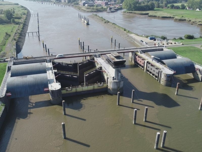 Wartungsarbeiten: Huntesperrwerk in Elsfleth für vier Wochen auf dem Trockenen