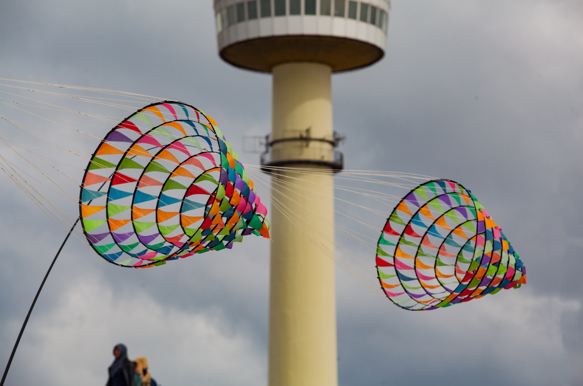 Spannende Drachen über dem Deich in Bremerhaven