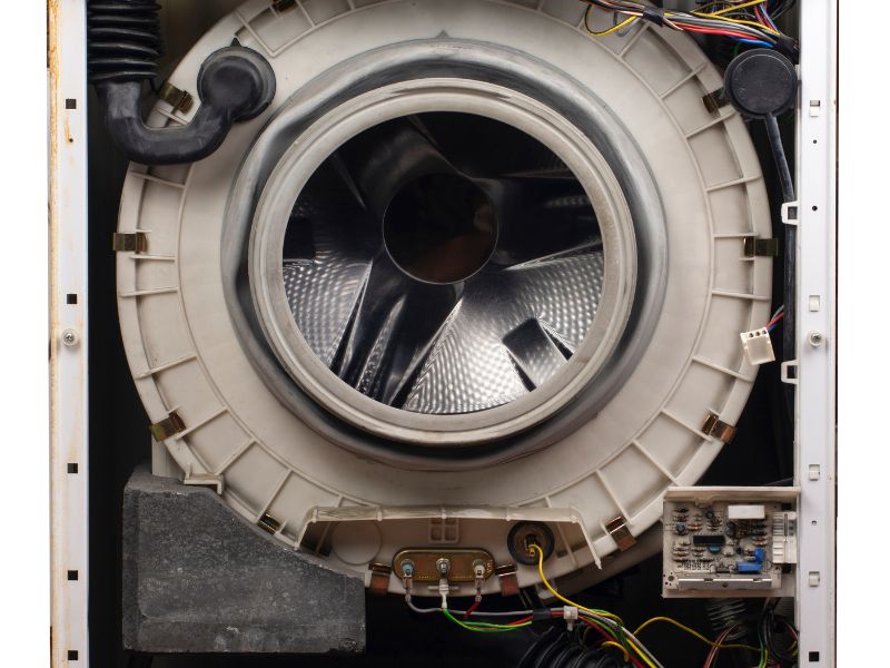Die Deutsche Umwelthilfe (DUH) fordert Supermärkte und Drogerien auf, Verbraucherinnen und Verbraucher umfangreich über ihre neuen Rückgaberechte für Elektroschrott zu informieren und praxistaugliche Konzepte zur Abgabe anzubieten. Hintergrund ist die ab dem 1. Juli in Kraft tretende Rücknahmepflicht für Elektroschrott bei Lebensmitteleinzelhändlern mit einer Gesamtverkaufsfläche von mehr als 800 Quadratmetern, die mehrfach im Jahr Elektrogeräte anbieten. Dort können Elektrokleingeräte mit einer Kantenlänge bis zu 25 cm, wie zum Beispiel Waffeleisen oder Wasserkocher, kostenlos und ohne einen Neukauf abgegeben werden. Bei Neukauf von größeren Elektrogeräten, wie Staubsauger oder Kühlschränken, können ähnliche Altgeräte auch kostenlos zurückgegeben werden. Richtig gesammelt, können Elektroaltgeräte für eine umweltfreundliche Wiederverwendung aufbereitet werden. Kommt eine Wiederverwendung nicht infrage, können beim Recycling wertvolle Rohstoffe zurückgewonnen und enthaltene Schadstoffe sicher entsorgt werden. Die Ausweitung der Sammlung auf Supermärkte wird jedoch nicht das Problem beheben, dass viel zu wenig Elektroschrott gesammelt wird. Aktuell sind es lediglich 44 Prozent. Die DUH fordert deshalb von Umweltministerin Lemke eine Ausweitung der Rücknahme auf alle Verkaufsstellen von Elektrogeräten und eine Beteiligungspflicht an Sammelsystemen, welche die gesetzliche Sammelquote von 65 Prozent zwingend umsetzen müssen. "Supermärkte und Drogerien gehören zu den großen Inverkehrbringern von Elektrogeräten. Deshalb ist die Ausweitung der Rücknahmepflicht ein erster Schritt in die richtige Richtung. Es wird nun darauf ankommen, dass Verbraucherinnen und Verbraucher gut sichtbar und verständlich über ihre Rückgaberechte informiert werden und die Abgabe verbraucherfreundlich ausgestaltet wird. Wir werden ab dem 4. Juli deutschlandweit Testbesuche in Supermärkten und Drogerien starten, gegen gesetzliche Verstöße rechtlich vorgehen und die Ergebnisse veröffentlichen. So können sich Verbraucherinnen und Verbraucher einen Überblick darüber verschaffen, welche Unternehmen es wirklich ernst mit Umweltschutz meinen", sagt die DUH-Bundesgeschäftsführerin Barbara Metz. So funktioniert eine verbraucherfreundliche Rücknahme von alten Elektrogeräten: Entweder gibt es professionelle Sammelbehältnisse in der Nähe des Kassenbereiches oder geschulte Mitarbeiterinnen und Mitarbeiter nehmen die Geräte persönlich entgegen. Ein Blick des Kassenpersonals auf die Sammelbehälter ist zwingend notwendig, um Fehlwürfe oder das unerlaubte Mitnehmen von Elektroaltgeräten zu verhindern. Für eine umfangreiche Information über die Rückgabemöglichkeiten muss es mindestens im Ein- und Ausgangsbereich sowie direkt an den jeweiligen Verkaufsstellen für Elektrogeräte gut sicht- und lesbare Hinweisschilder geben, die zur Abgabe motivieren. "Die Ausweitung der Rücknahmepflicht für Supermärkte ist zwar zu begrüßen, reicht aber nicht aus, um die Lücke zwischen der aktuell erreichten Sammelquote von nur 44 Prozent und der gesetzlichen Vorgabe von 65 Prozent zu schließen. Grundsätzlich sollte jeder Händler, der Elektrogeräte verkauft, dazu verpflichtet werden, ähnliche Altgeräte kostenlos zurückzunehmen. Gleichzeitig sollten sich alle Hersteller zukünftig Sammelsystemen anschließen müssen, die wiederum gesetzlich zur Einhaltung der Sammelquote und zur Bereitstellung flächendeckender Annahmestellen verpflichtet werden. Länder wie Belgien, Frankreich, Österreich oder Schweden haben bereits verpflichtende Sammelsysteme und erfassen deutlich mehr Elektroschrott pro Einwohner und Jahr", kommentiert Thomas Fischer, DUH-Leiter für Kreislaufwirtschaft. Neben Maßnahmen zur Erhöhung der Sammelmenge ist auch entscheidend, was mit den gesammelten Altgeräten passiert. Obwohl bis zu 15 Prozent der gesammelten Elektrogeräte wiederverwendbar sind, spielt dies bislang nur eine untergeordnete Rolle. Deshalb sollten alle Händler, die Elektrogeräte sammeln, auf eine zerstörungsfreie Rücknahme achten und alle Geräte auf Wiederverwendbarkeit prüfen lassen, da ansonsten riesige Mengen funktionierender oder reparaturfähiger Elektrogeräte vernichtet werden. Ebenso müssen Händler sicherstellen, dass von ihnen gesammelte und nicht mehr reparaturfähige Geräte nachweislich mindestens nach den CENELEC-Standards recycelt und entsorgt werden.