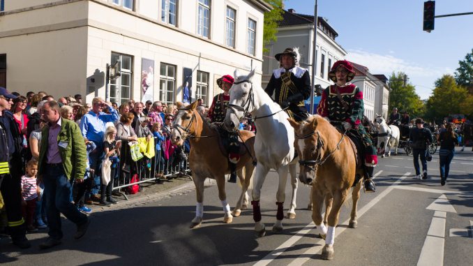 Pferde satteln für den Kramermarkt: Grafenritt wirbt für Oldenburgs Volksfest