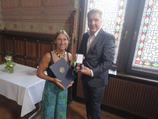 Oberbürgermeister Jürgen Krogmann übergibt der Oldenburgerin Annegret Meyer als Anerkennung für ihr außerordentliches Engagement die Bundesverdienstmedaille. Foto: Sascha Stüber