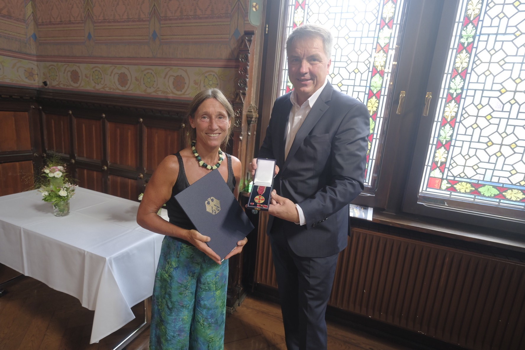 Oberbürgermeister Jürgen Krogmann übergibt der Oldenburgerin Annegret Meyer als Anerkennung für ihr außerordentliches Engagement die Bundesverdienstmedaille. Foto: Sascha Stüber