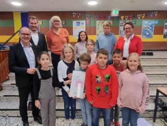 Modellprojekt Zukunftsschule: Kultusminister Tonne zeichnet Grundschulen Vorbrück und Kreyenbrück aus