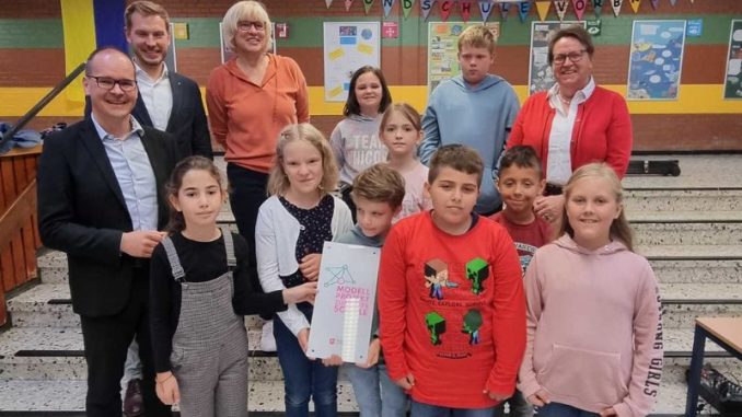Modellprojekt Zukunftsschule: Kultusminister Tonne zeichnet Grundschulen Vorbrück und Kreyenbrück aus