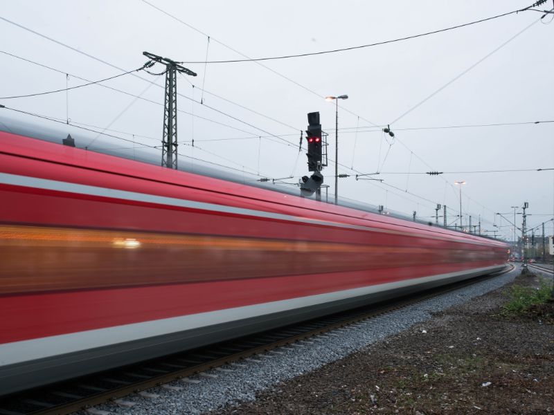 Zug vor Schiff - Arbeiten an Eisenbahnbrücke machen Sperrung des Ems-Jade-Kanals bis April 2023 erforderlich