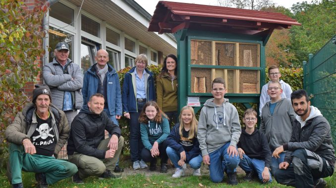 LEB-Werkstatt übergibt KGS Rastede großes Insektenhotel