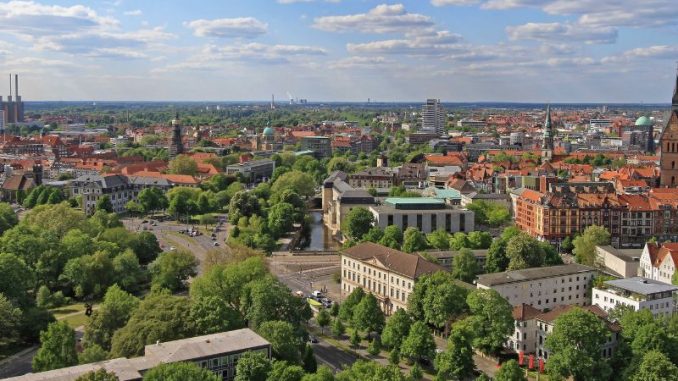 2,4 Millionen Menschen pendelten in Niedersachsen 2021 zur Arbeit in eine andere Gemeinde