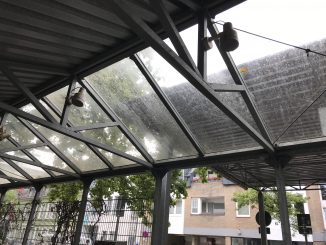 Reparaturarbeiten am Glasdach der Fahrradstation Waffenplatz