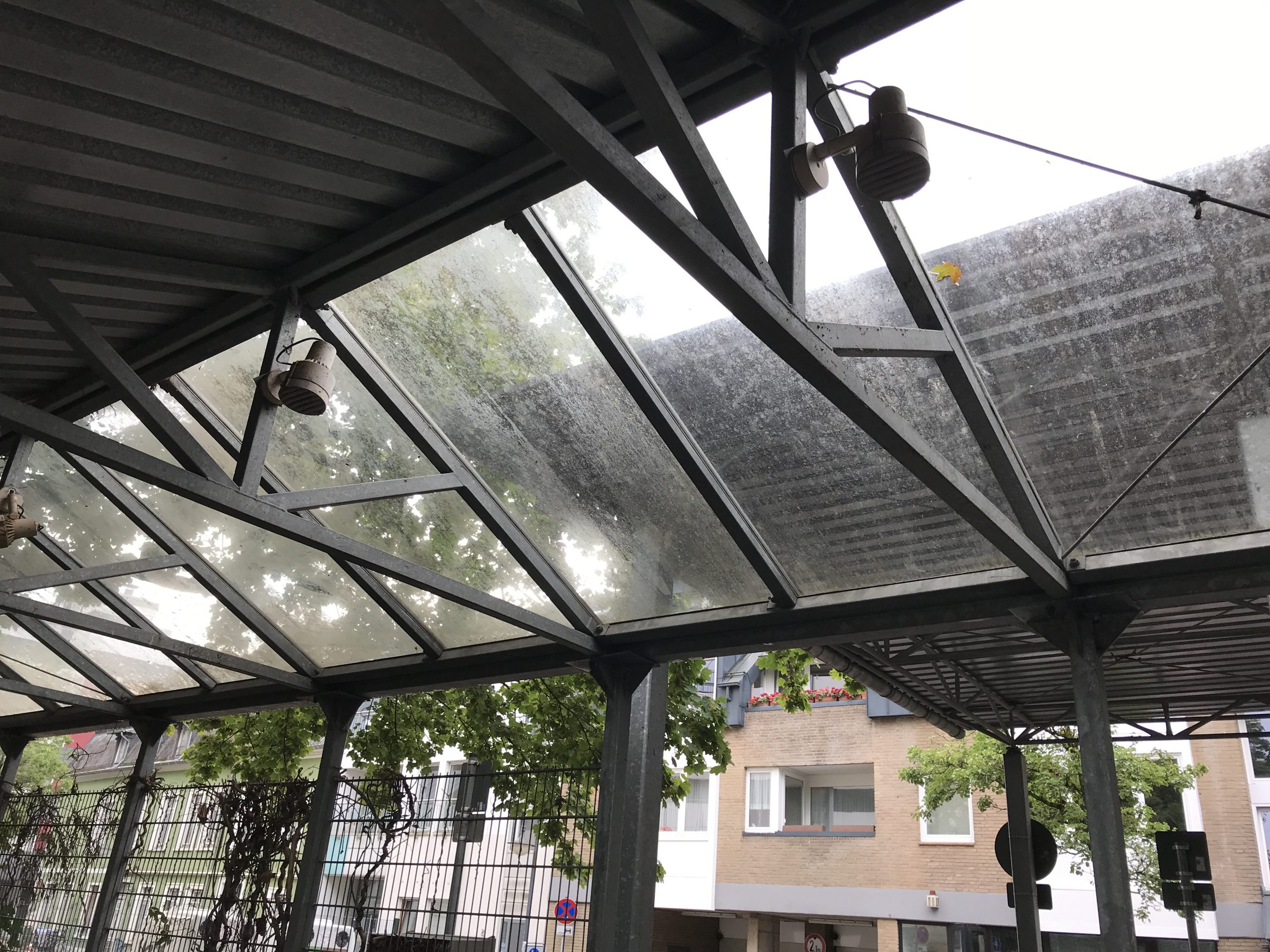 Reparaturarbeiten am Glasdach der Fahrradstation Waffenplatz