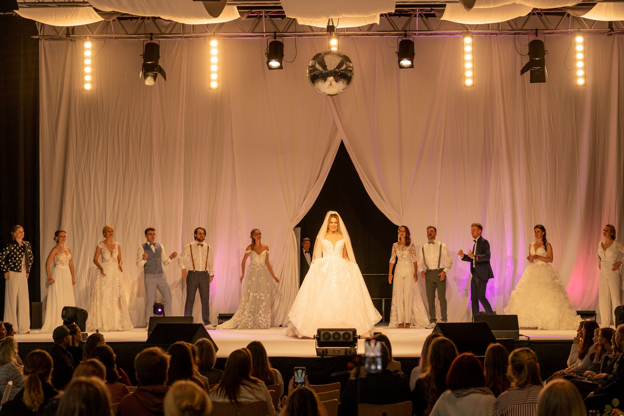 Voller Vorfreude: Heiraten liegt weiter im Trend