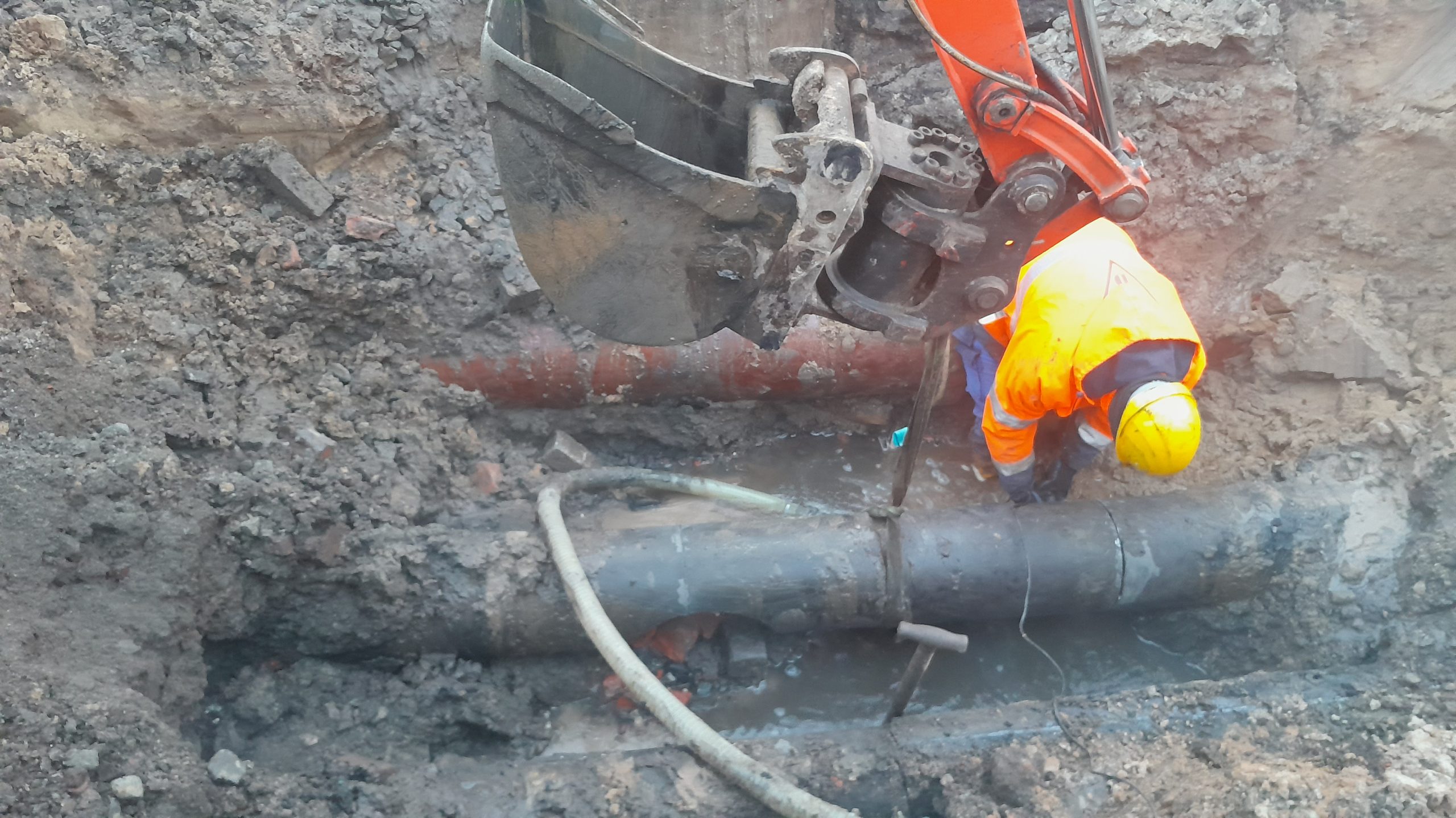 Geplatzte Wasserleitung setzt Keller unter Wasser