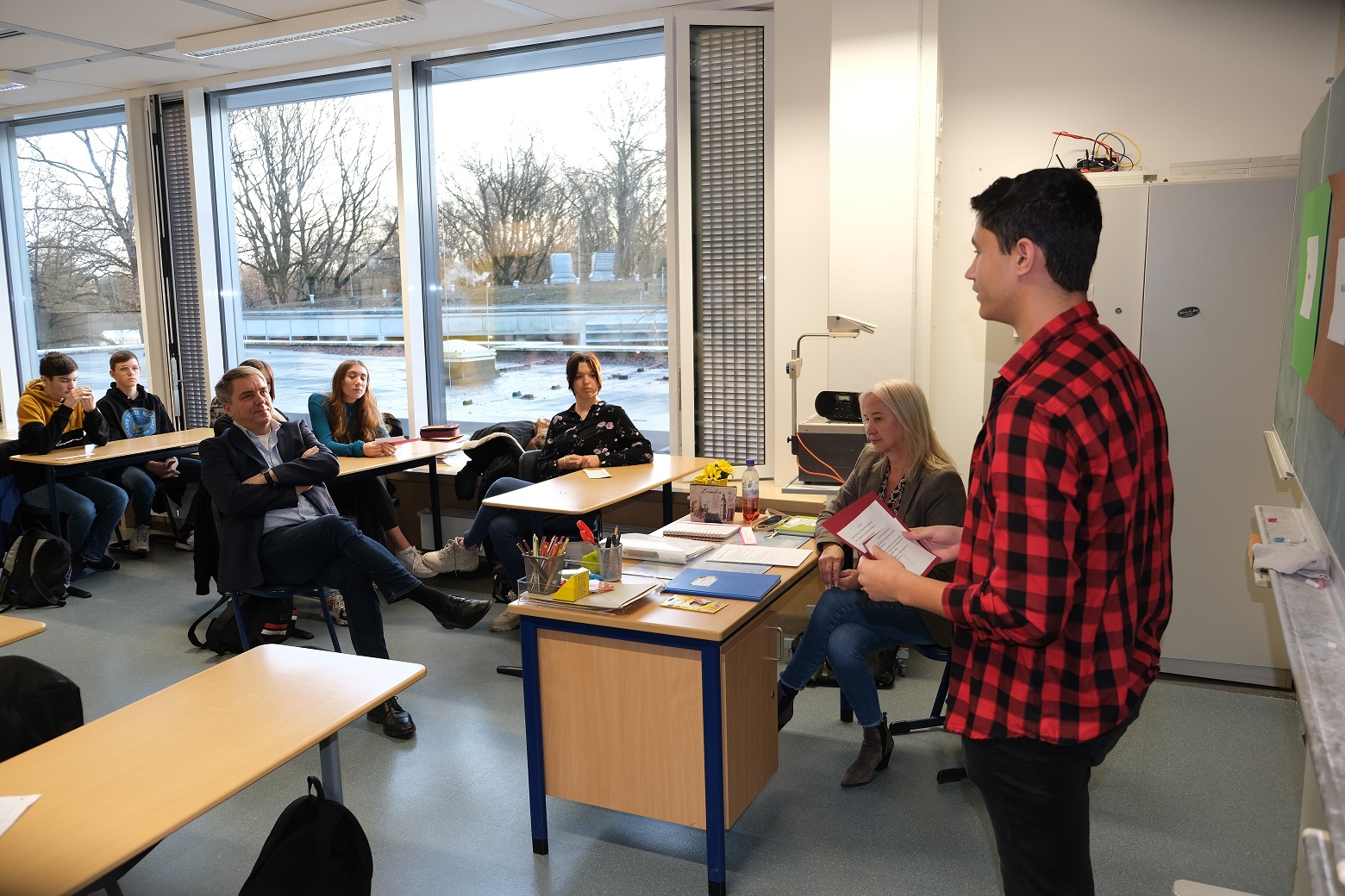 Oberbürgermeister Krogmann drückt die Schulbank