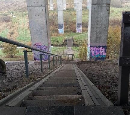 Treppenanlage unter Huntebrücke auf Nordseite voll gesperrt