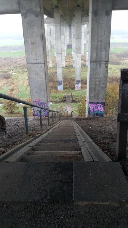 Treppenanlage unter Huntebrücke auf Nordseite voll gesperrt