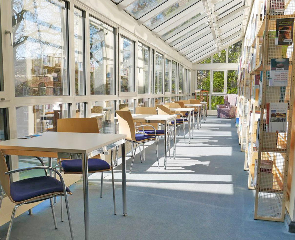 Moderne Raumgestaltung für die Stadtbibliothek im PFL