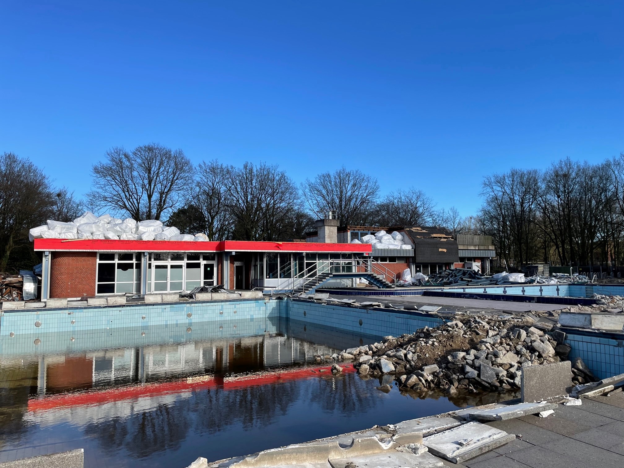 Das Umkleide- und Technikgebäude ist bereits fast vollständig entkernt. Foto: Stadt Oldenburg