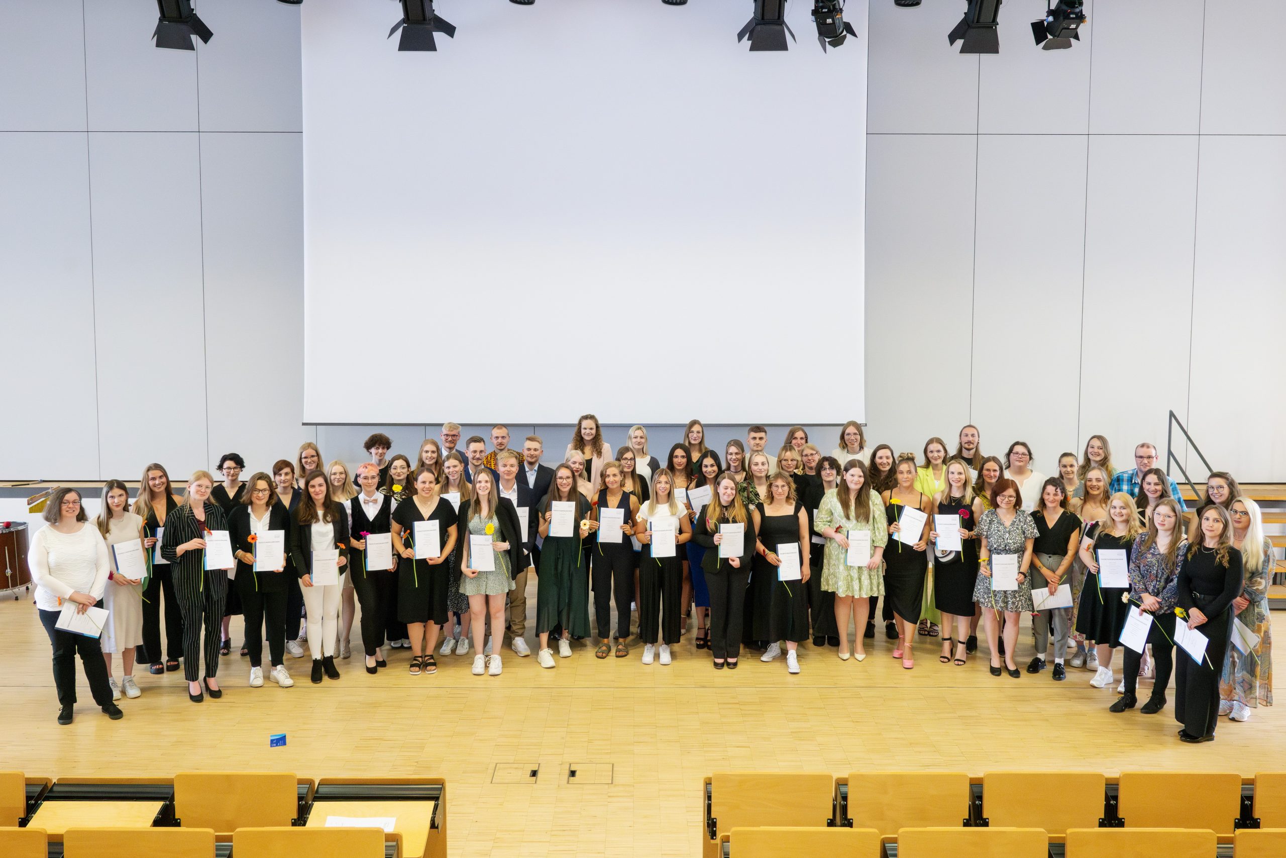Absolvent*innen der Fakultät III Sprach- und Kulturwissenschaften verabschiedet