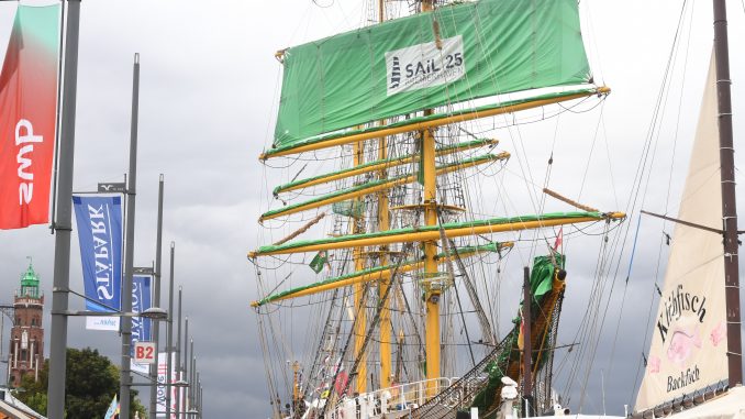 Schmückt seit heute das Traditionsschiff „Alexander von Humboldt II“: Das Segel zur SAIL Bremerhaven 2025 Copyright: Wolfhard Scheer / Erlebnis Bremerhaven GmbH