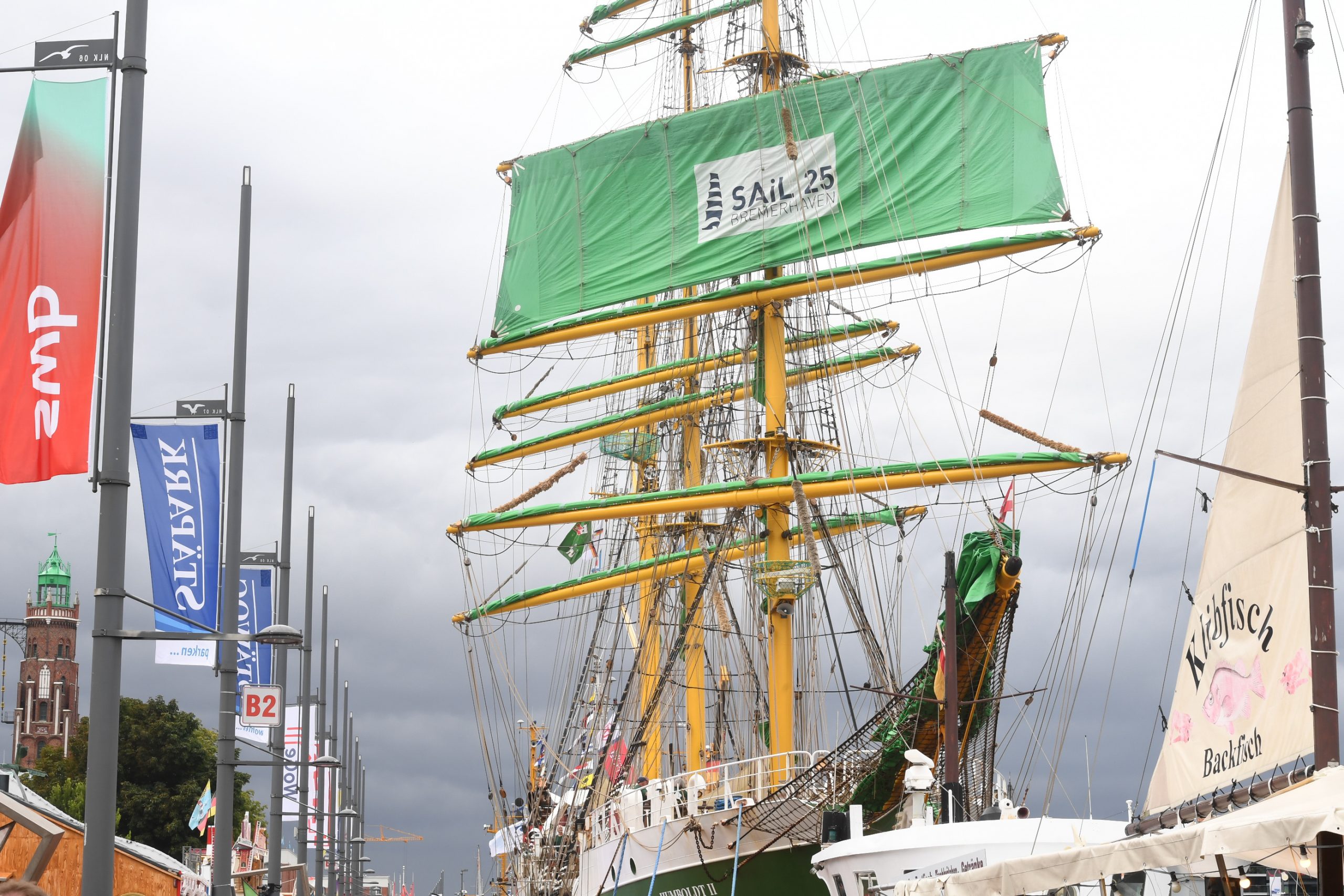 Schmückt seit heute das Traditionsschiff „Alexander von Humboldt II“: Das Segel zur SAIL Bremerhaven 2025 Copyright: Wolfhard Scheer / Erlebnis Bremerhaven GmbH