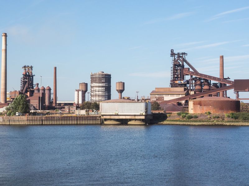 Ist der Weg für grünen Stahl aus Bremen frei? Bundeswirtschaftsminister Habeck kommt zur Betriebsversammlung auf die Hütte.
