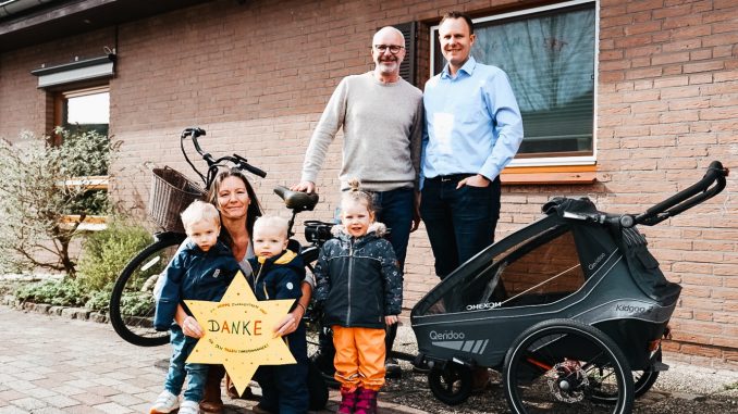 Omexom unterstützt Kinderkrippe Zwergentreff mit neuem Fahrradanhänger