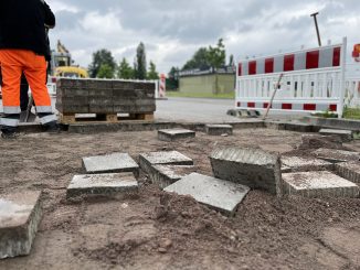 Bauarbeiten neben den Weser-Ems-Hallen: Sanierungsmaßnahmen für Park- und Kramermarktsfläche starten