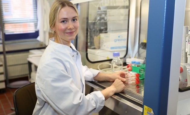 Bremerhavener Studentin Linda Meißner lässt Fischzellen im Labor wachsen