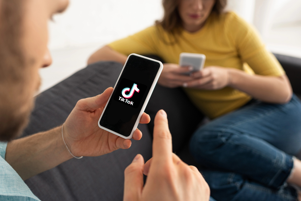 Wie vorgehen gegen rechtsextreme Inhalte auf TikTok?