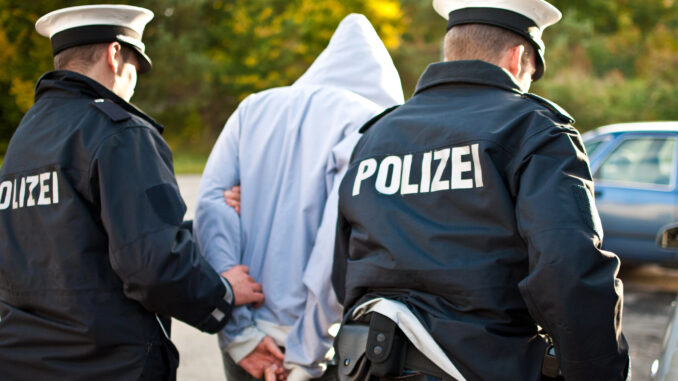 Großeinsatz gegen mutmaßliche Betrügergruppierung Großeinsatz gegen mutmaßliche Betrügergruppierung