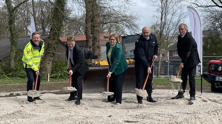 Ministerin Behrens und Minister Heere setzen Spatenstich zum Neubau eines Bettenhauses des Niedersächsischen Landesamtes für Brand- und Katastrophenschutz (NLBK) am Standort Loy