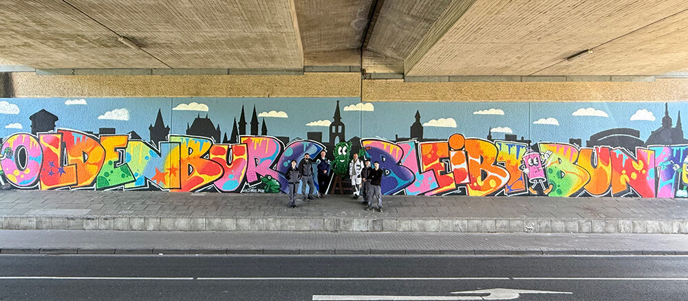 „Oldenburg bleibt bunt“: Wandbild der Oldenburger Jugendwerkstatt ziert Brücke am Johann-Justus-Weg