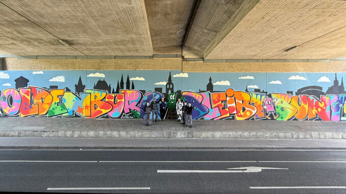 VHS OL_Oldenburger Jugendwerkstatt_Wandbild-1 „Oldenburg bleibt bunt“: Wandbild der Oldenburger Jugendwerkstatt ziert Brücke am Johann-Justus-Weg