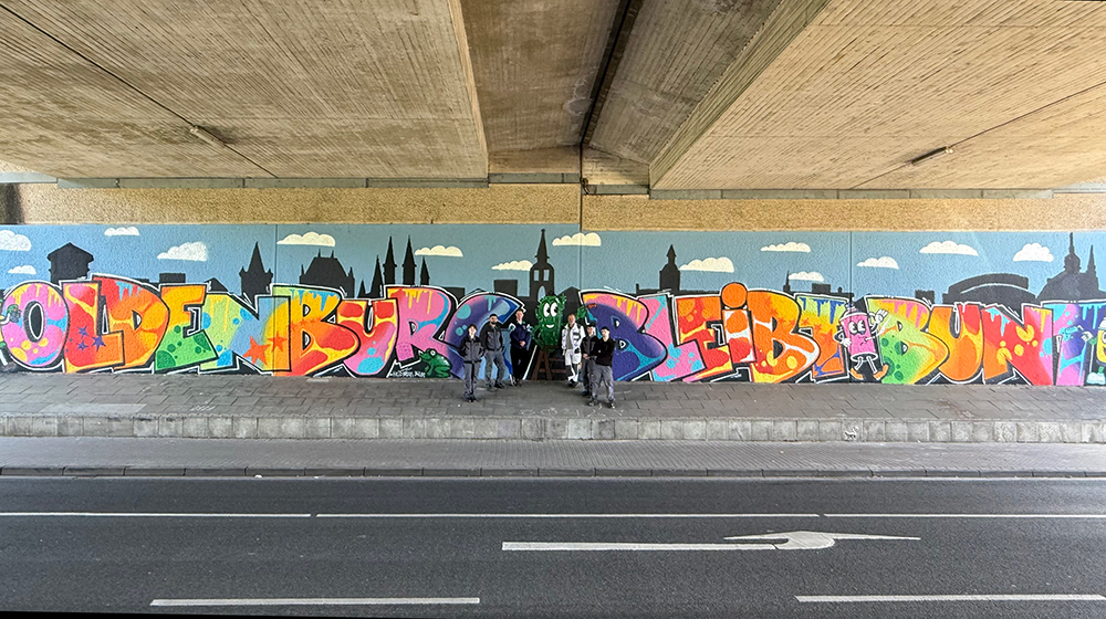 „Oldenburg bleibt bunt“: Wandbild der Oldenburger Jugendwerkstatt ziert Brücke am Johann-Justus-Weg