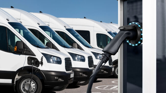 Zwischen Steckdose und Steuererleichterung: Wie Elektromobilität den Mittelstand erreicht Zwischen Steckdose und Steuererleichterung: Wie Elektromobilität den Mittelstand erreicht